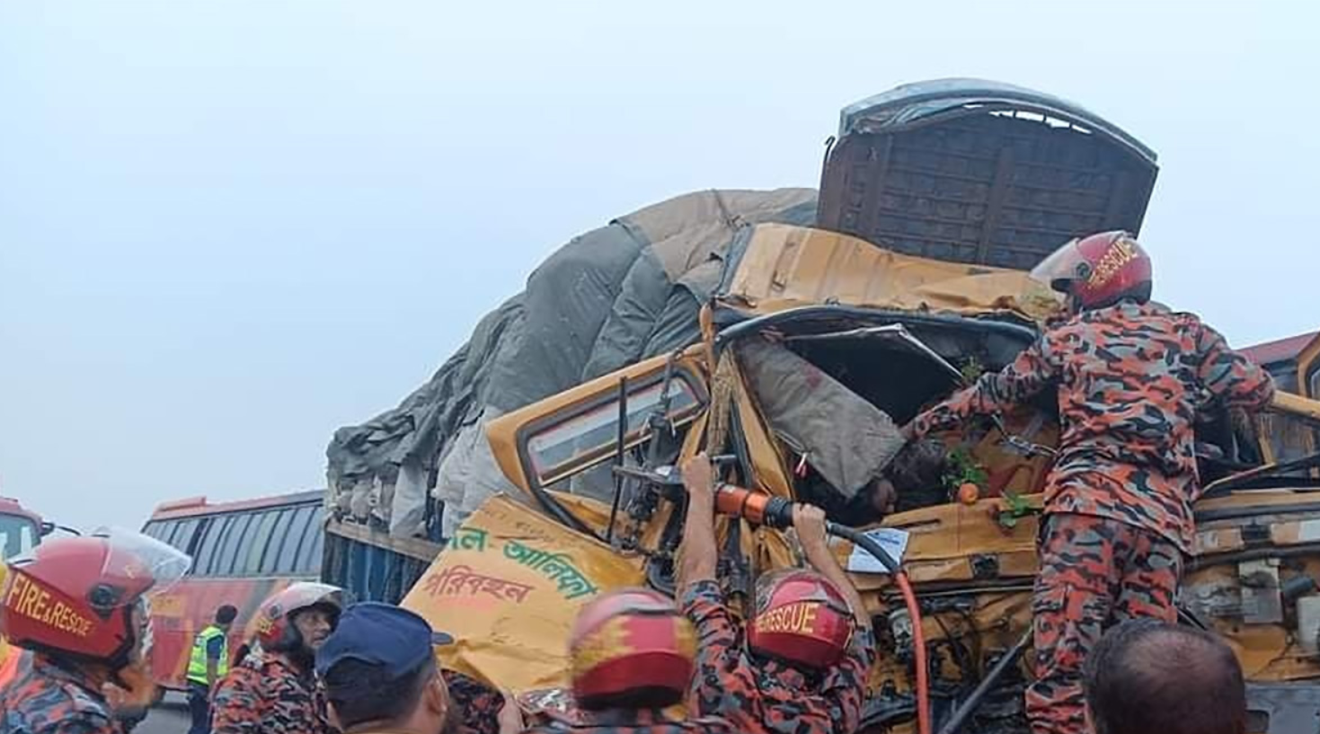 টাঙ্গাইলে ট্রাক-কাভার্ডভ্যান মুখোমুখি সংঘর্ষে নিহত ২