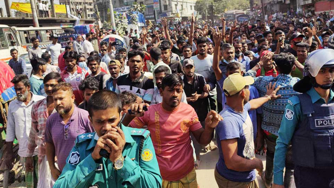 রাজধানীতে ব্যাটারিচালিত রিকশাচালকদের সড়ক অবরোধ, পুলিশের সঙ্গে সংঘর্ষ 