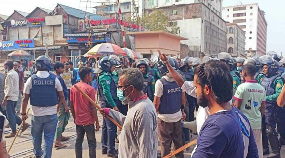 জুরাইনে পুলিশের সঙ্গে অটো রিকশাচালকদের সংঘর্ষ, ধাওয়া দিলো বিএনপি নেতাকর্মীরাও