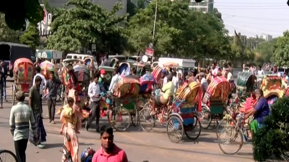 ঢাকা মহানগর কিছু এলাকার বিক্ষোভ করছেন ব্যাটারিচালিত রিকশাচালকরা